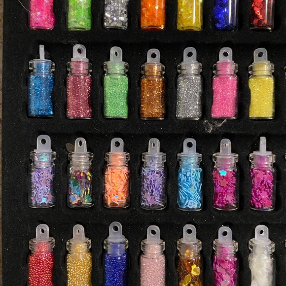 🛍️ 4/$25 Nail Glitter - Picture 2 of 3